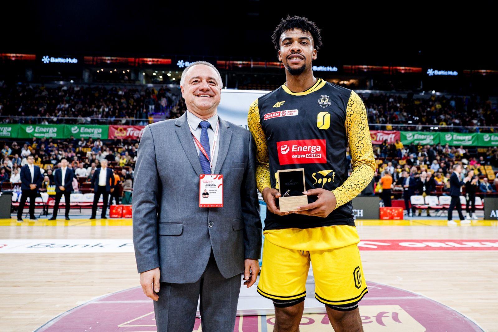 Paul Scruggs MVP października
