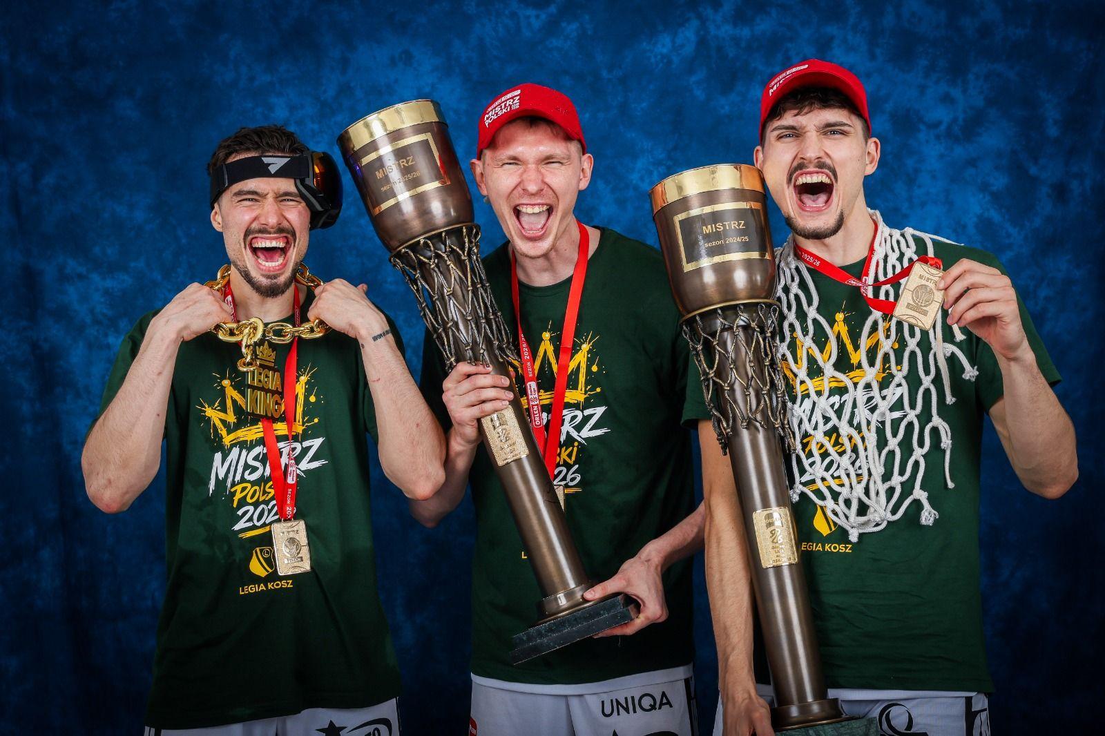 Zawodnicy Legii po zdobyciu złota OBL