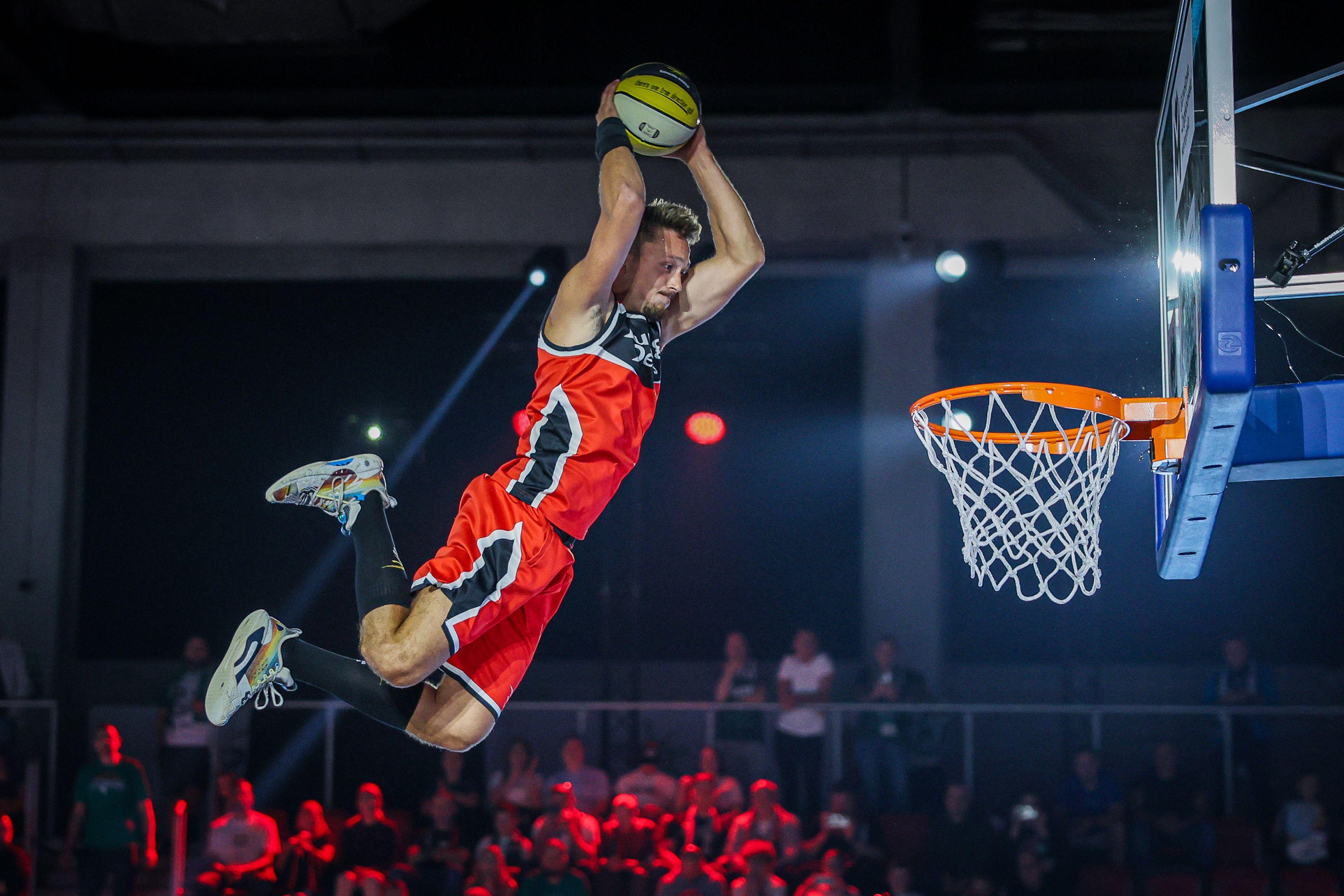 Wideo: Dunking Devils show!